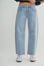 Load image into Gallery viewer, Raw Edge Hem Barrel Jean