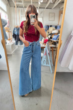 Load image into Gallery viewer, Wide Leg Belted Jeans