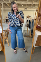 Load image into Gallery viewer, Cropped Straight Leg Jeans