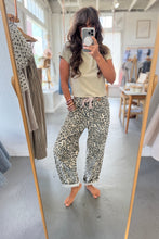 Load image into Gallery viewer, Leopard Loose Fitting Jean