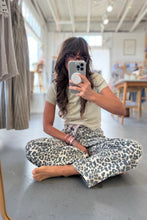Load image into Gallery viewer, Leopard Loose Fitting Jean