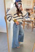 Load image into Gallery viewer, Mid-Rise Super Wide Leg Jeans